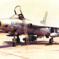 Republic F-105D-25-RE Thunderchief, United States Air Force - Donald, David (2004), Public Domain