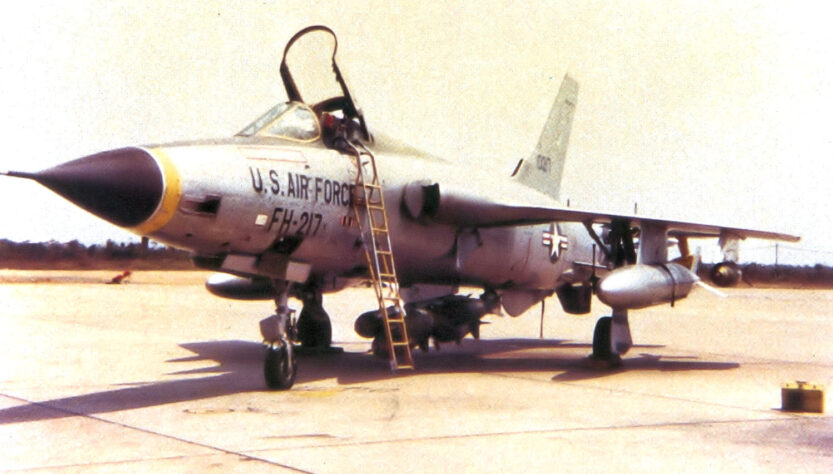 Republic F-105D-25-RE Thunderchief, United States Air Force - Donald, David (2004), Public Domain