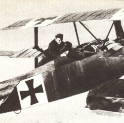 Von Richthofen se svým trojplošníkem, Von Vitold Muratov scan, digitalisation, Gütersloch 1964, CC BY-SA 4.0