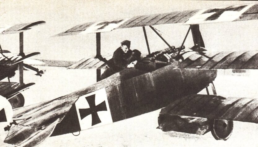 Von Richthofen se svým trojplošníkem, Von Vitold Muratov scan, digitalisation, Gütersloch 1964, CC BY-SA 4.0