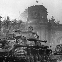 IS-2 v Berlíně, By Виктор Темин (Фотохроника ТАСС), Public Domain