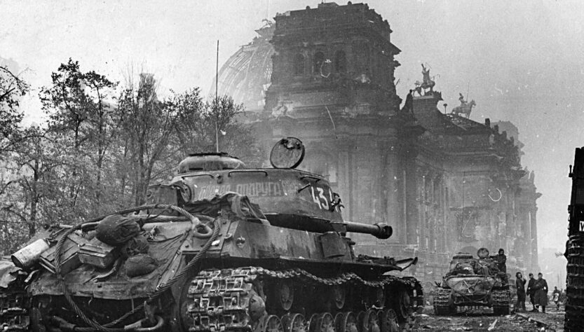 IS-2 v Berlíně, By Виктор Темин (Фотохроника ТАСС), Public Domain