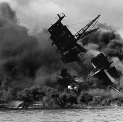 Hořící USS Arizona (BB-39) po japonském útoku, neznámý autor, Public Domain