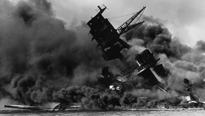 Hořící USS Arizona (BB-39) po japonském útoku, neznámý autor, Public Domain