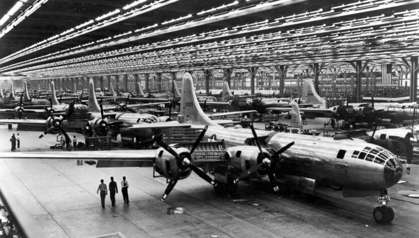 Výrobní linka B-29, U.S. Air Force photo, Public Domain