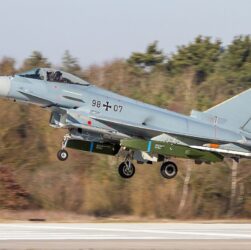 Autor/Licence fotografie: Eurofighter Typhoon s dvojicí střel Taurus podvěšených pod křídly (ilustrační fotografie), Philipp Hayer, CC BY-SA 3.0