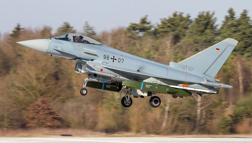 Autor/Licence fotografie: Eurofighter Typhoon s dvojicí střel Taurus podvěšených pod křídly (ilustrační fotografie), Philipp Hayer, CC BY-SA 3.0