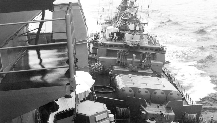 Křižník USS Yorktown a Bezzavetnyj, Unknown author, Public Domain