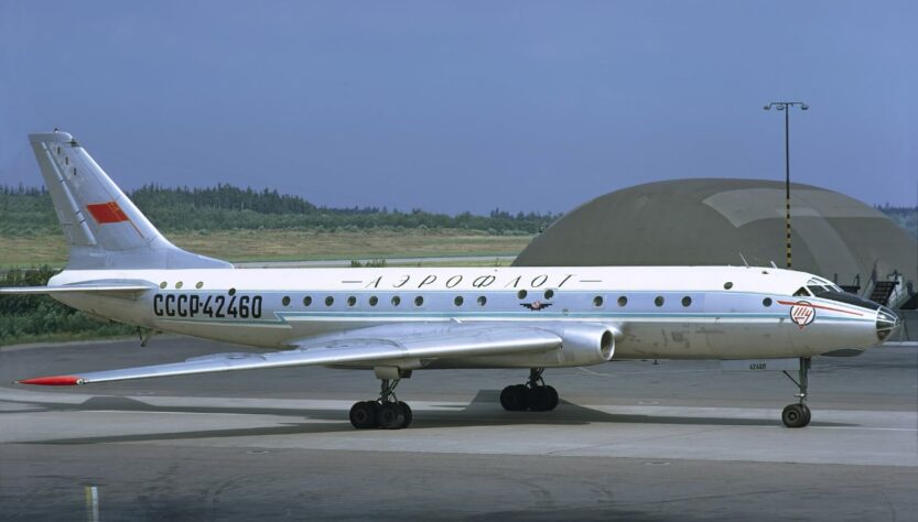 Tupolev Tu-104A, Lars Söderström, CC BY-SA 3.0