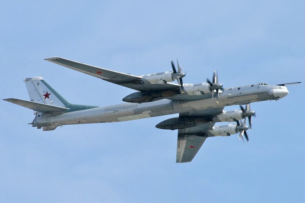 Tu-95, Sergey Kustov, CC BY-SA 3.0