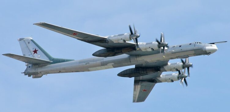 Tu-95, Sergey Kustov, CC BY-SA 3.0