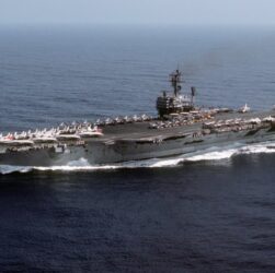 USS John F. Kennedy (CV-67), Stukenberg, USN – U.S. DefenseImagery photo VIRIN: DN-ST-82-08865, Volné dílo