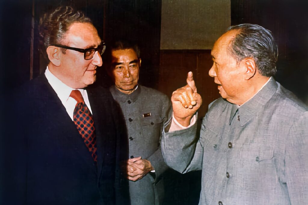 Kissinger a Mao, Oliver Atkins, Volné dílo