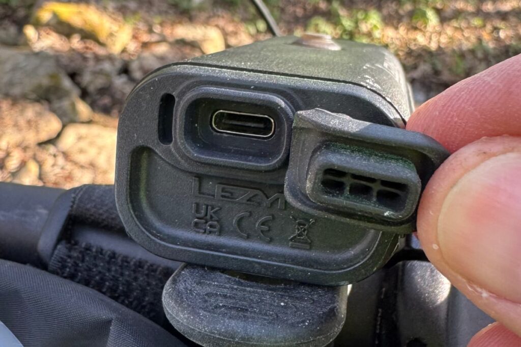 USB-C port na svítilně, Lezyne Macro Drive 1400+, Filip Klasna, CC BY-NC-SA 2.0