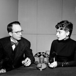 William Oatis dělá rozhovor s herečkou Audrey Hepburn v sídle OSN, Autor fotografie: UN, Albert Fox