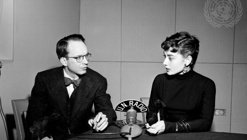 William Oatis dělá rozhovor s herečkou Audrey Hepburn v sídle OSN, Autor fotografie: UN, Albert Fox