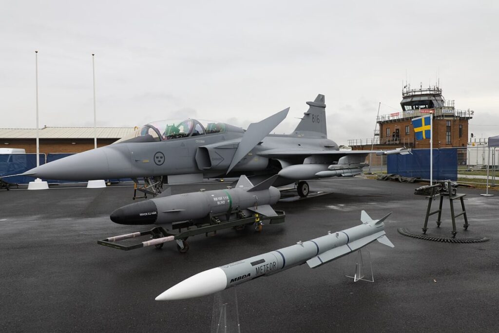 MBDA Meteor a Gripen, wallycacsabre, CC BY 2.0
