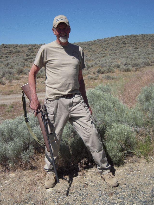 Charles B. "Chuck" Mawhinney poses with a replica of the M40 sniper rifle he used during the Vietnam War, Autor: PFC Garrett White – https://www.dvidshub.net/image/1000408/chuck-mawhinney-marine-corps-deadliest-shot, Volné dílo