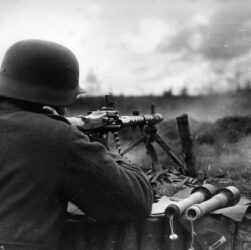 Německý voják s MG34, Bundesarchiv, Bild 101I-274-0498-15 / Emskötter / CC-BY-SA 3.0, CC BY-SA 3.0 de