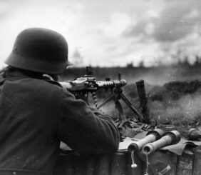 Německý voják s MG34, Bundesarchiv, Bild 101I-274-0498-15 / Emskötter / CC-BY-SA 3.0, CC BY-SA 3.0 de