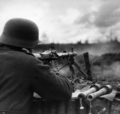 Německý voják s MG34, Bundesarchiv, Bild 101I-274-0498-15 / Emskötter / CC-BY-SA 3.0, CC BY-SA 3.0 de