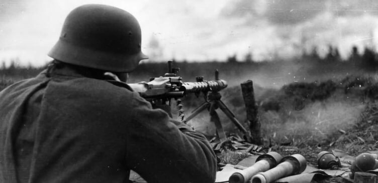Německý voják s MG34, Bundesarchiv, Bild 101I-274-0498-15 / Emskötter / CC-BY-SA 3.0, CC BY-SA 3.0 de