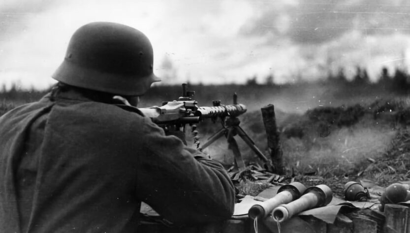 Německý voják s MG34, Bundesarchiv, Bild 101I-274-0498-15 / Emskötter / CC-BY-SA 3.0, CC BY-SA 3.0 de