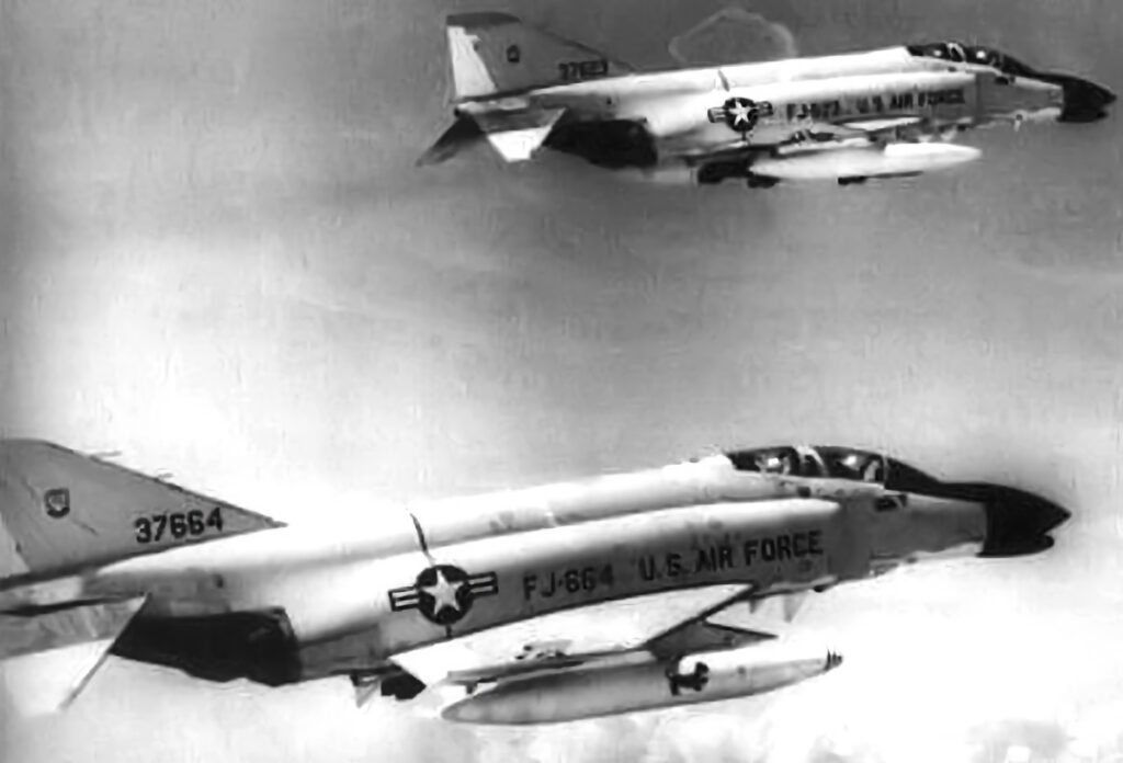 Americké F-4 nad Jižním Vietnamem, United States Air Force - Davies, Peter, (2004), Public Domain