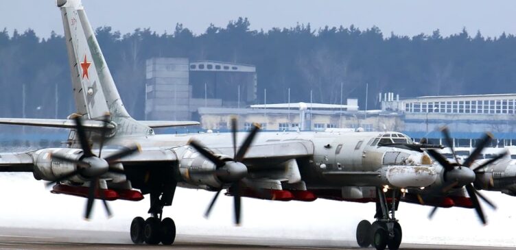 Tu-95MSM se střelami Ch-101, Dmitry Terekhov, CC BY-SA 2.0